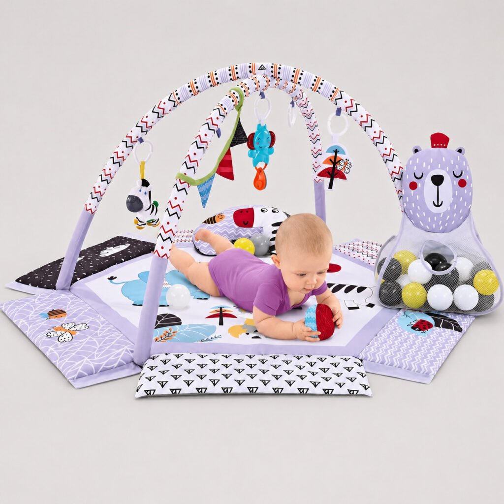Bebê brincando no tapete interativo Maxi Baby com móbile e bolinhas coloridas