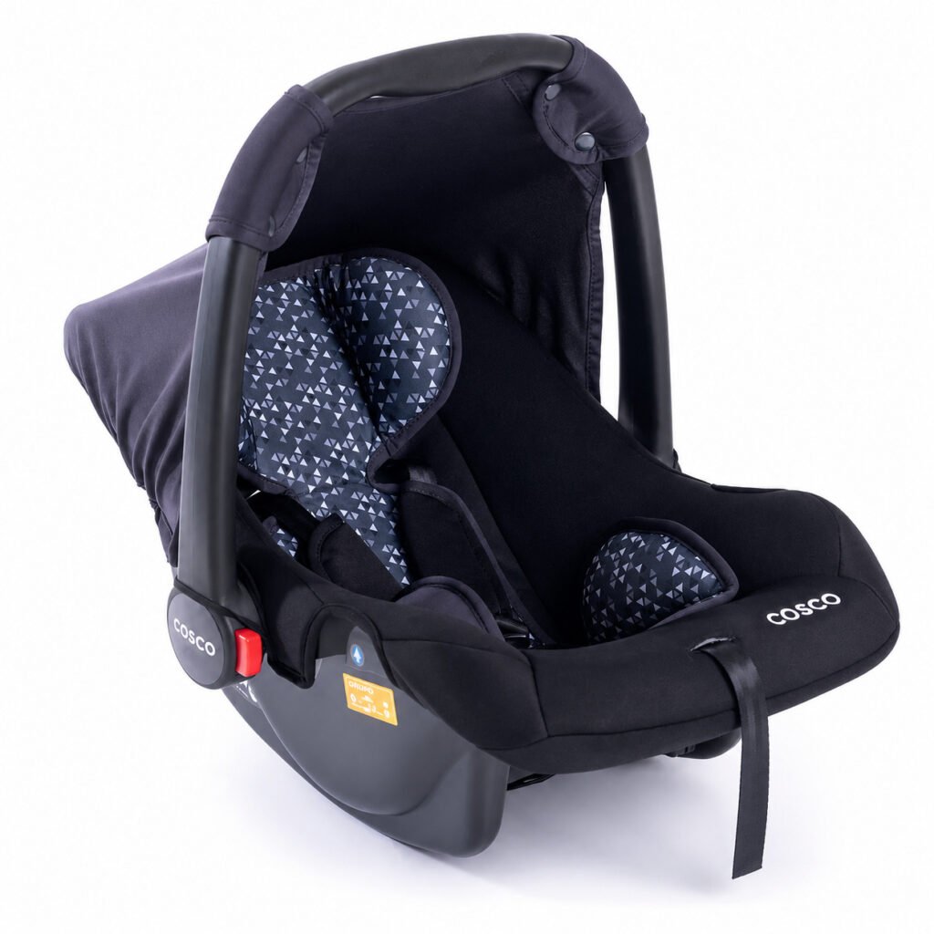 Bebê conforto Cosco preto com capota retrátil e alça ajustável