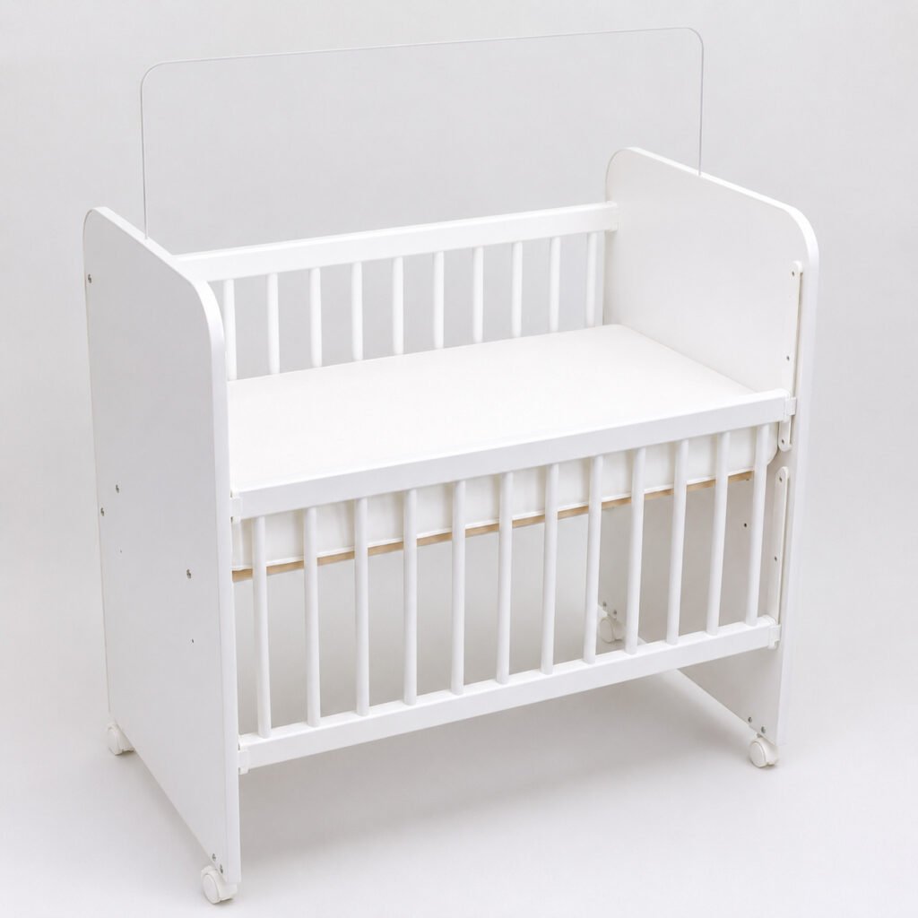 Mini berço para recém-nascido com ajuste de altura e design moderno branco.