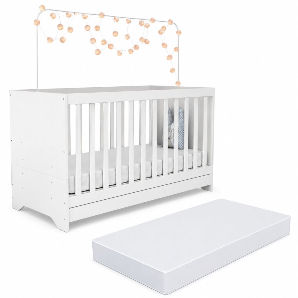 Berço infantil Multimóveis branco com grades de segurança e colchão incluso em ambiente moderno para bebê.