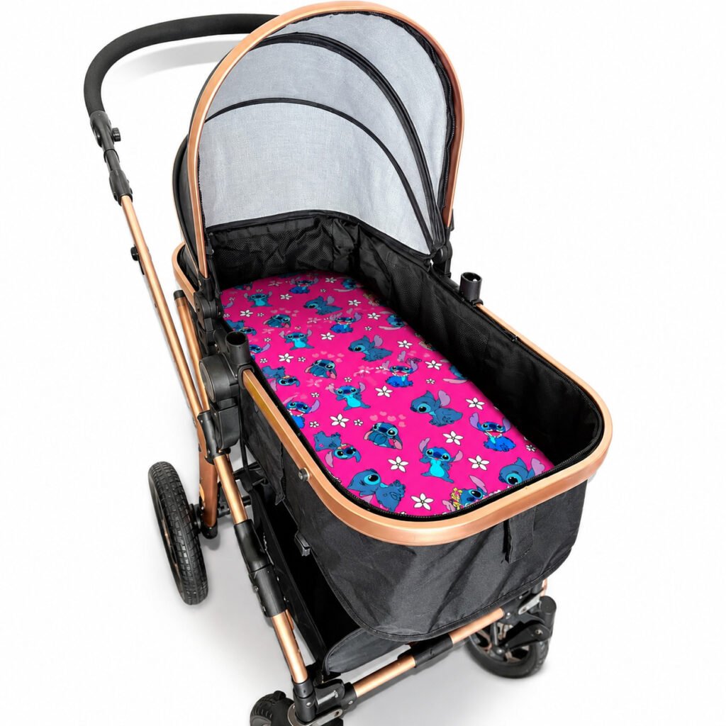 Colchão confortável para carrinho moisés ideal para passeios e momentos de descanso.