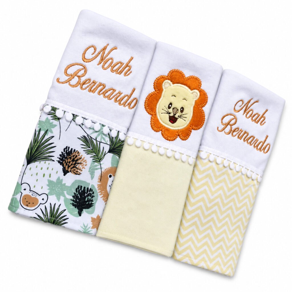 Fraldinhas de boca personalizadas com nome bordado e desenhos de bichinhos para bebê.