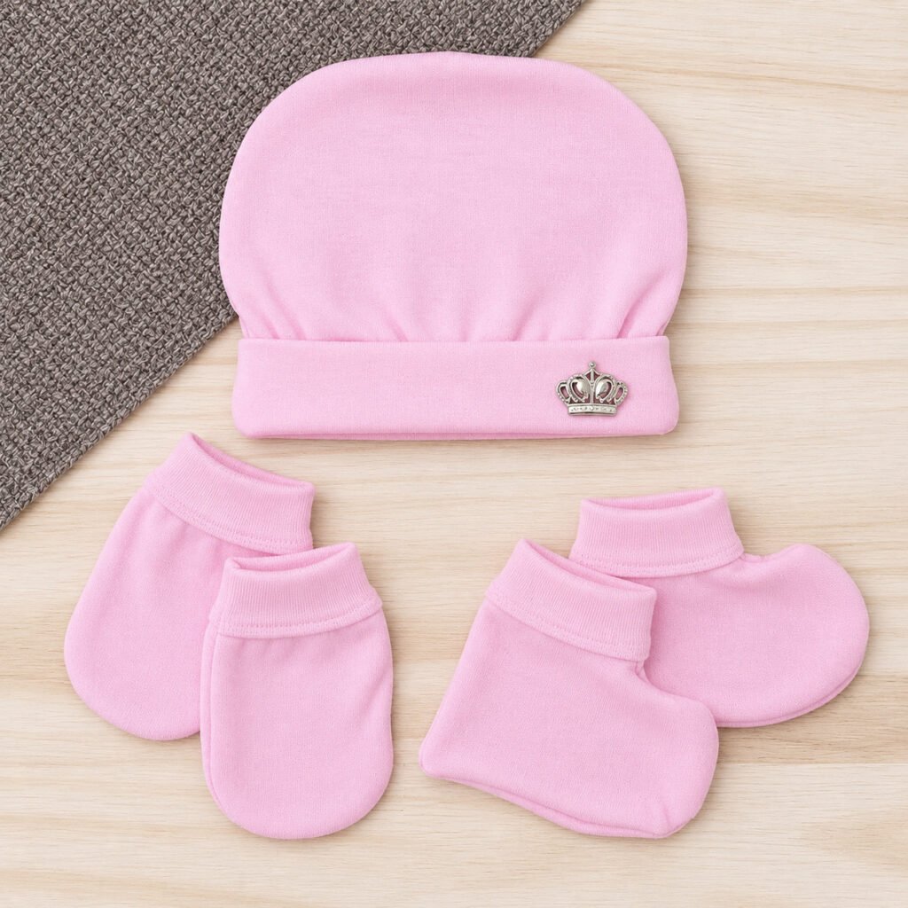 Kit 3 peças para recém-nascido com touca branca, luvinhas e sapatinhos confortáveis.