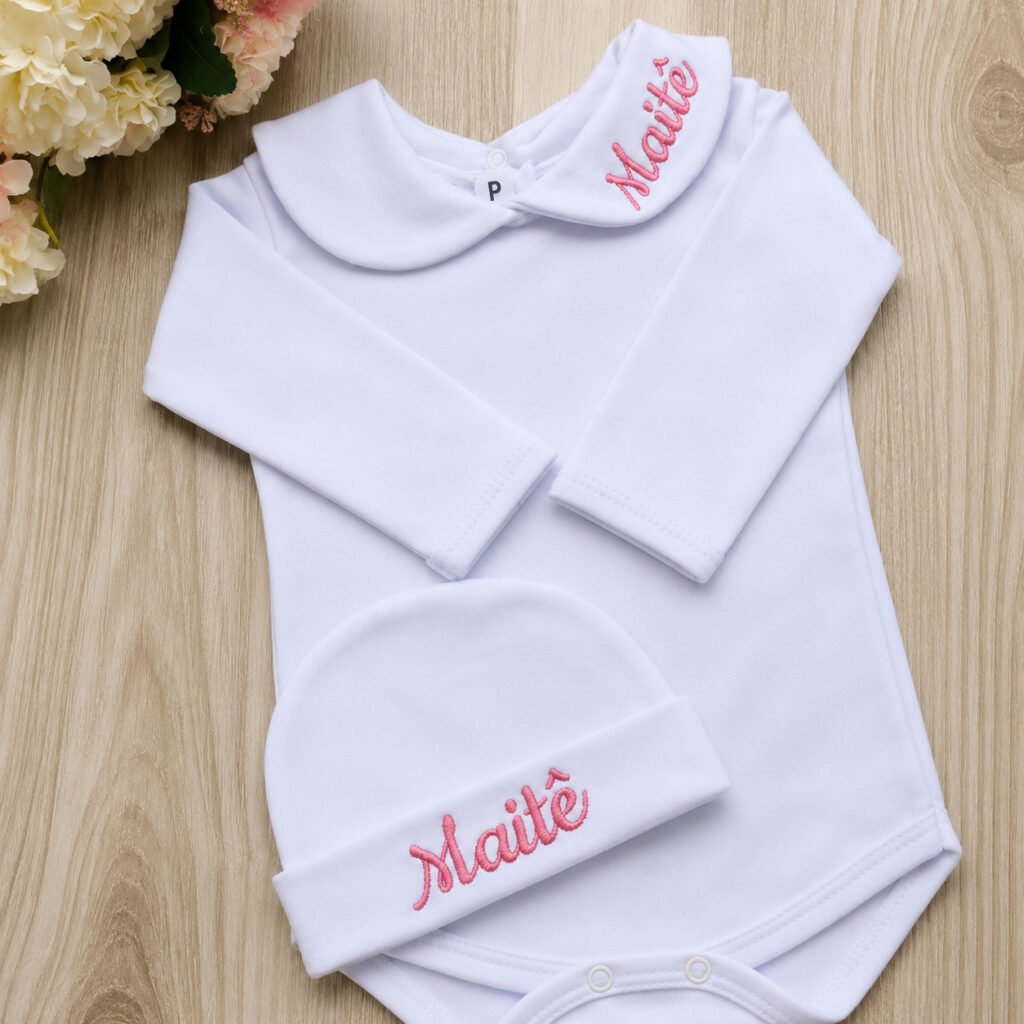 Kit bebê personalizado com body manga longa, touca bordada e luvas para recém-nascido.