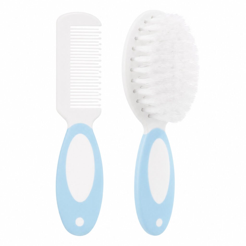 Kit escova e pente infantil Buba para cuidados delicados com o cabelo do bebê.