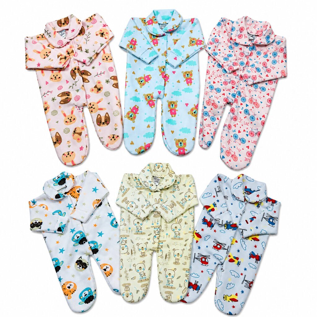 Conjunto com 3 macacões infantis estampados ideais para recém-nascidos e bebês.
