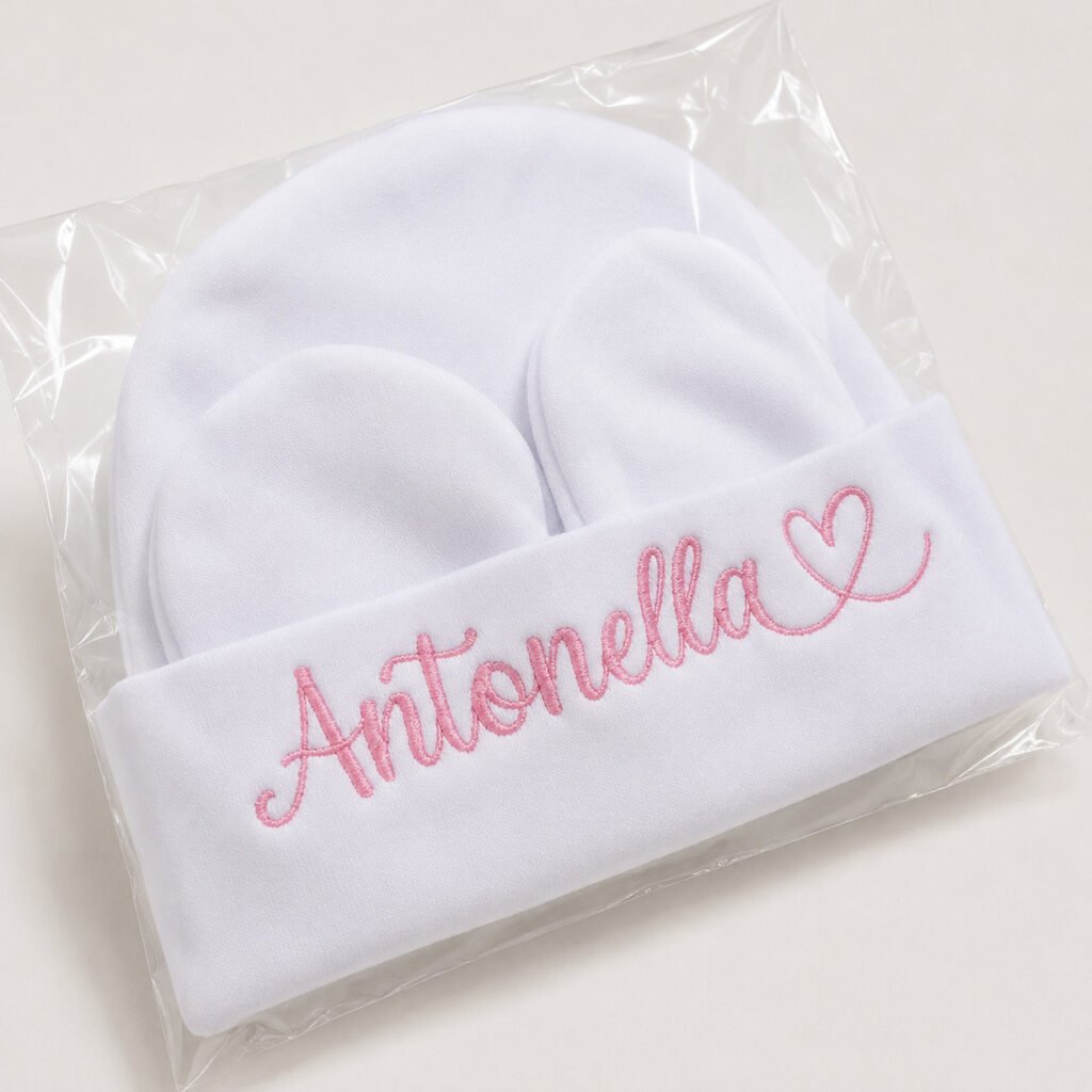 Kit touca e luvas personalizado para recém-nascido em malha algodão branca super macia.
