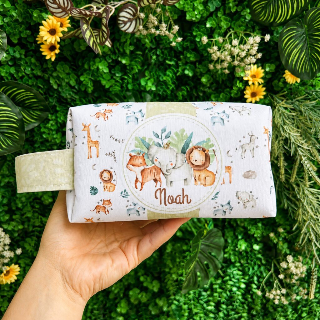 Necessaire box personalizada com nome Noah e estampa safari para organização do enxoval do bebê.