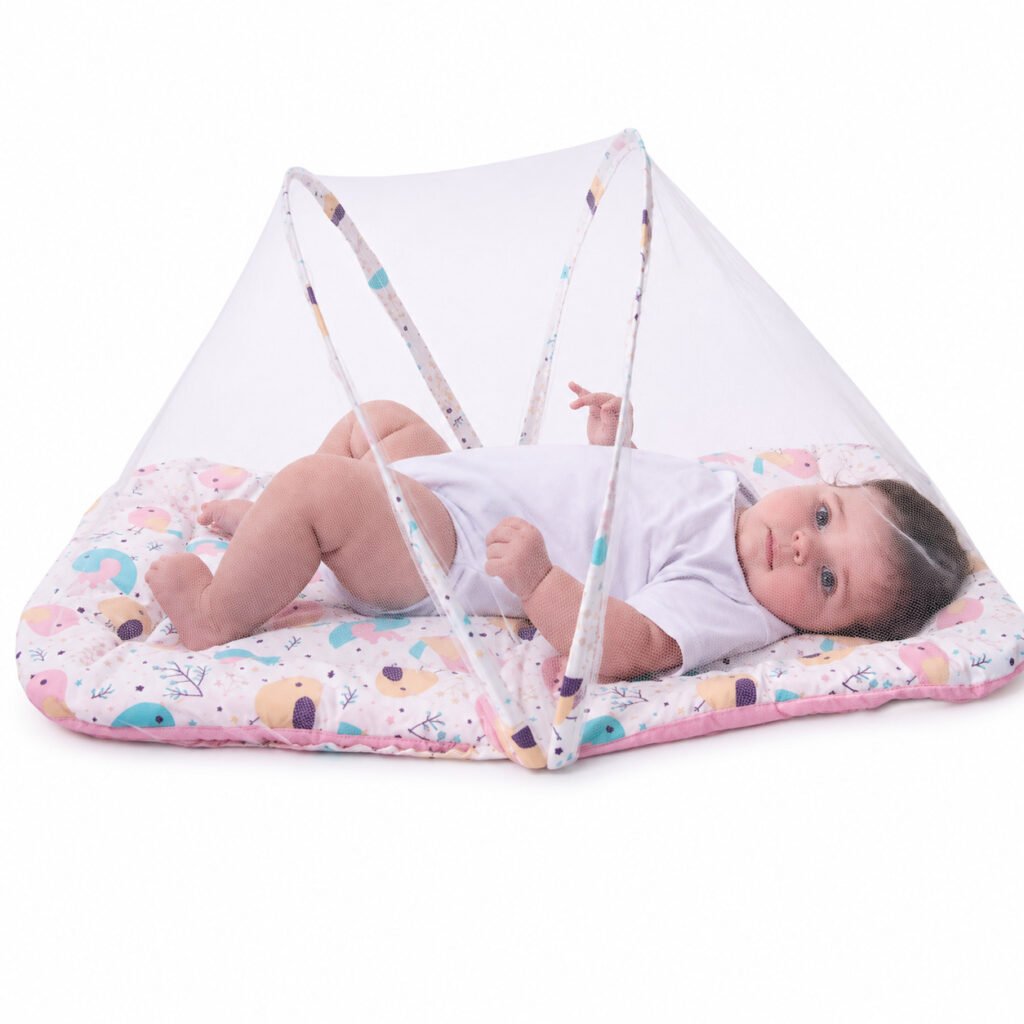 Ninho redutor para bebê com mosquiteiro rosa proporcionando conforto e proteção durante o sono.