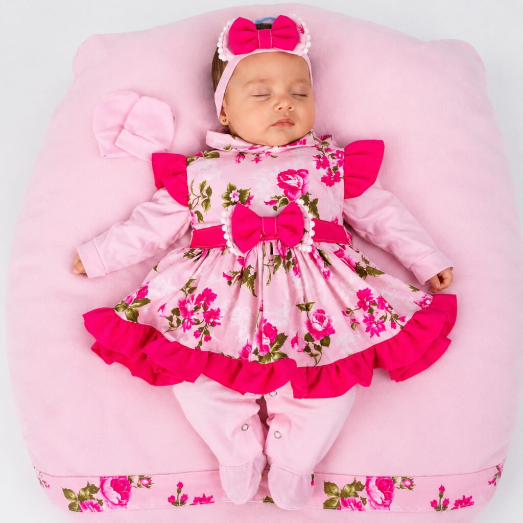 Conjunto saída de maternidade menina completo com roupas macias para recém-nascida.