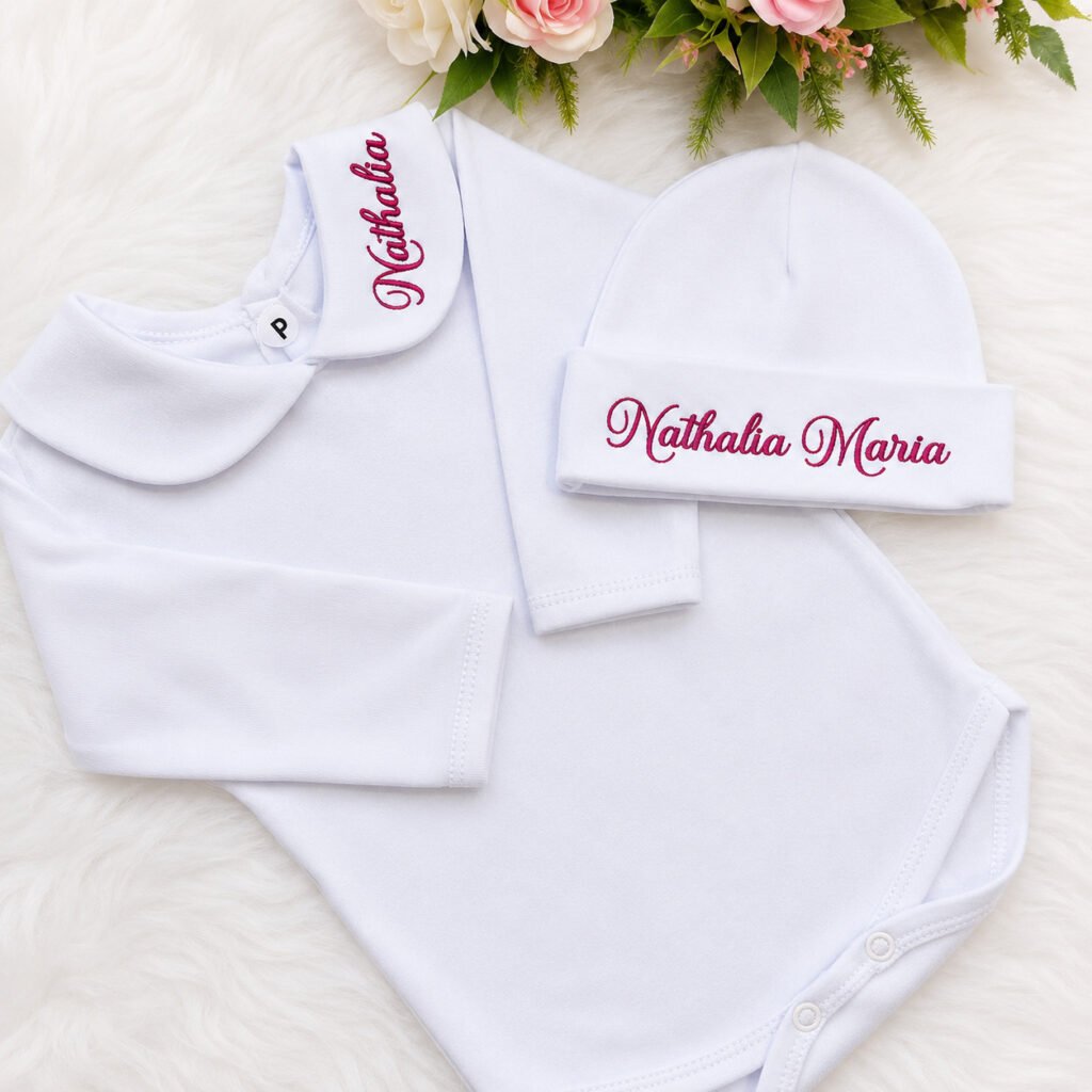 Body infantil personalizado acompanhado de touca e luvas para menino ou menina na maternidade.