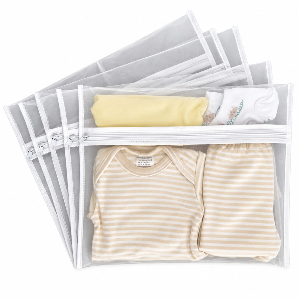Kit com 5 saquinhos organizadores maternidade transparentes para roupas de bebê em mala de viagem.