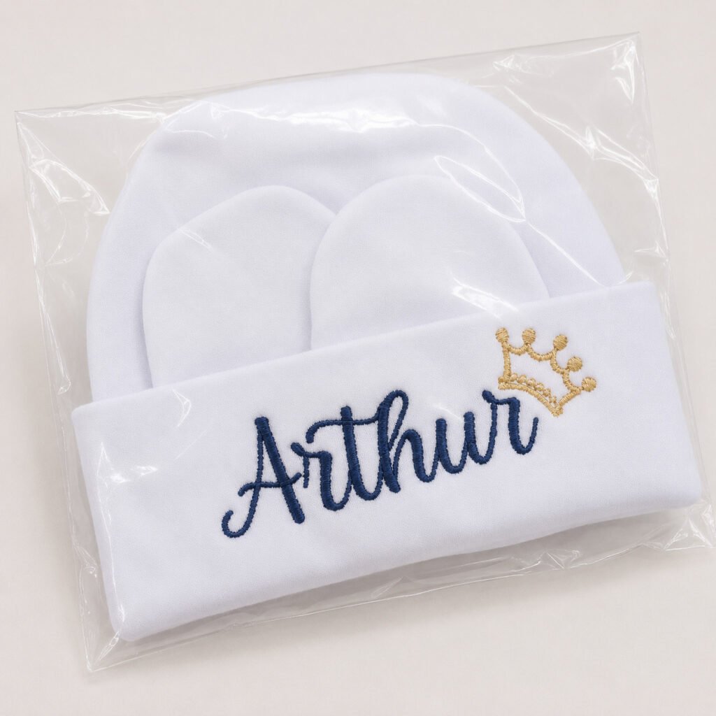 Kit bebê recém-nascido com touca e luvas de algodão confortável para saída maternidade.