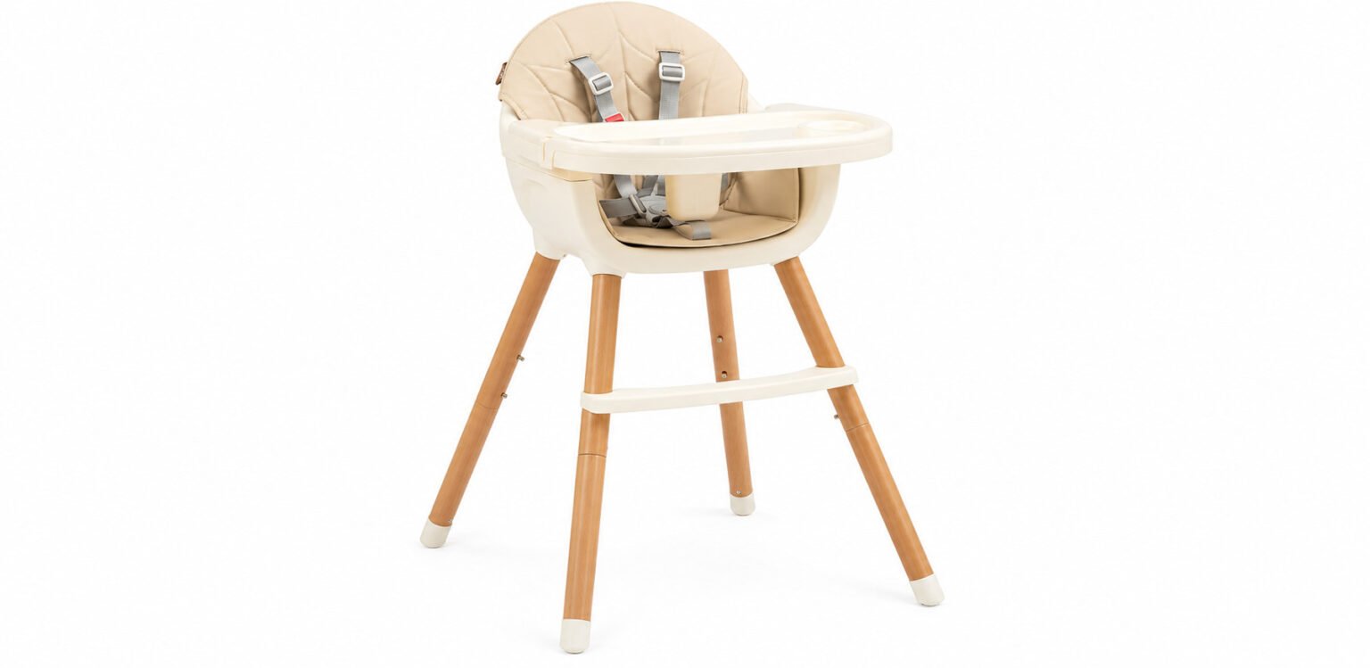 Cadeira de refeição Maxi Baby Mug Milk com assento bege, bandeja branca e pés de madeira.