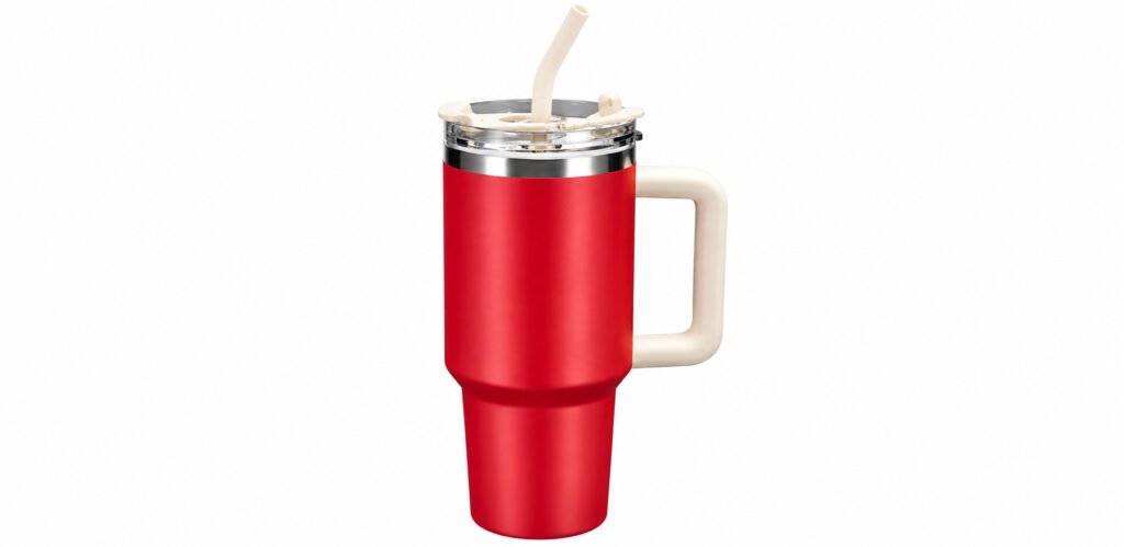 Copo térmico vermelho com tampa transparente, canudo bege e alça lateral