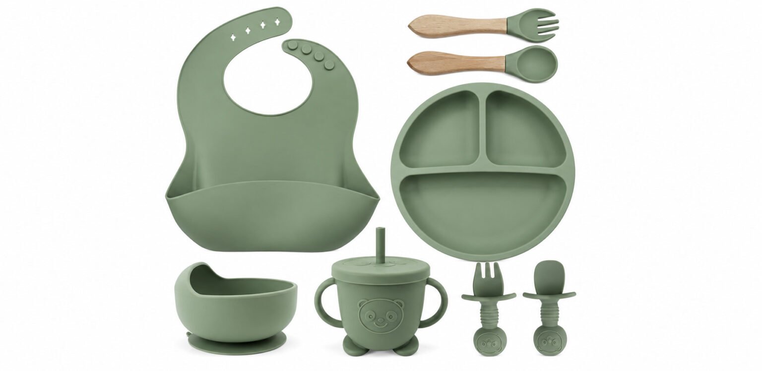 Kit de refeição para bebê com 8 peças de silicone verde-sálvia, incluindo babador com bolso, prato com divisórias, tigela com ventosa, copo com alças, colher e garfos.
