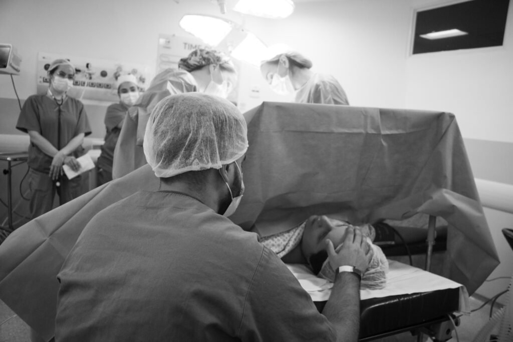 Parto cesariana em ambiente hospitalar durante o nascimento do bebê