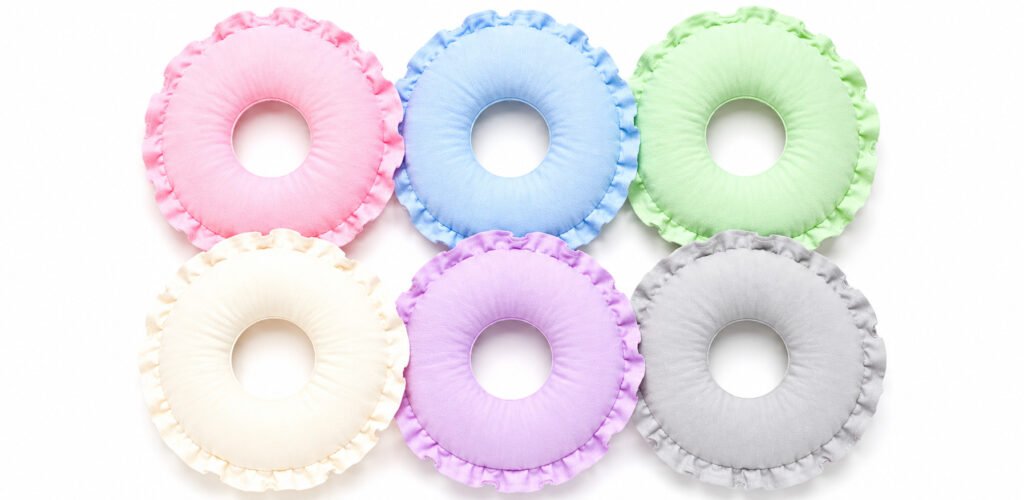 Seis protetores circulares de tecido em cores pastel, rosa, azul, verde, creme, lilás e cinza