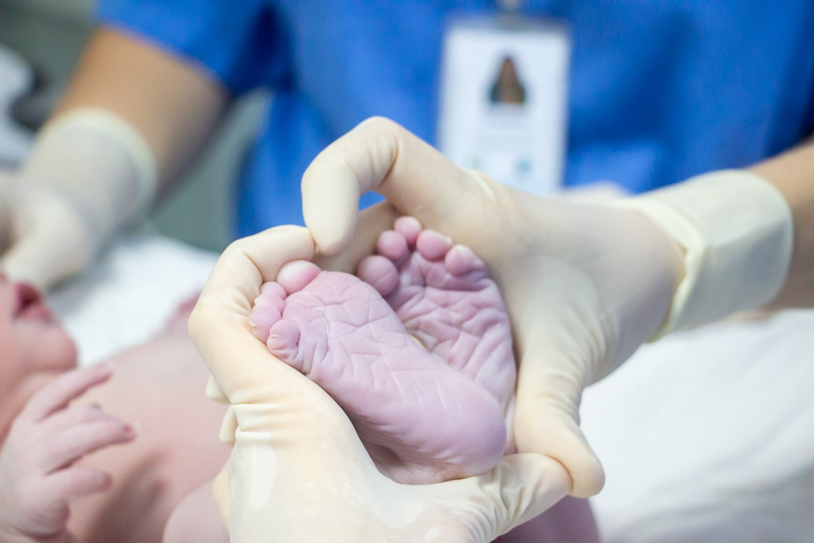Recém-nascido recebendo os primeiros cuidados após o parto no hospital