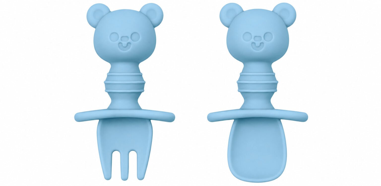 Conjunto de talheres infantis de silicone azul com garfo e colher, cabos com formato de ursinho e proteção para as mãos do bebê.