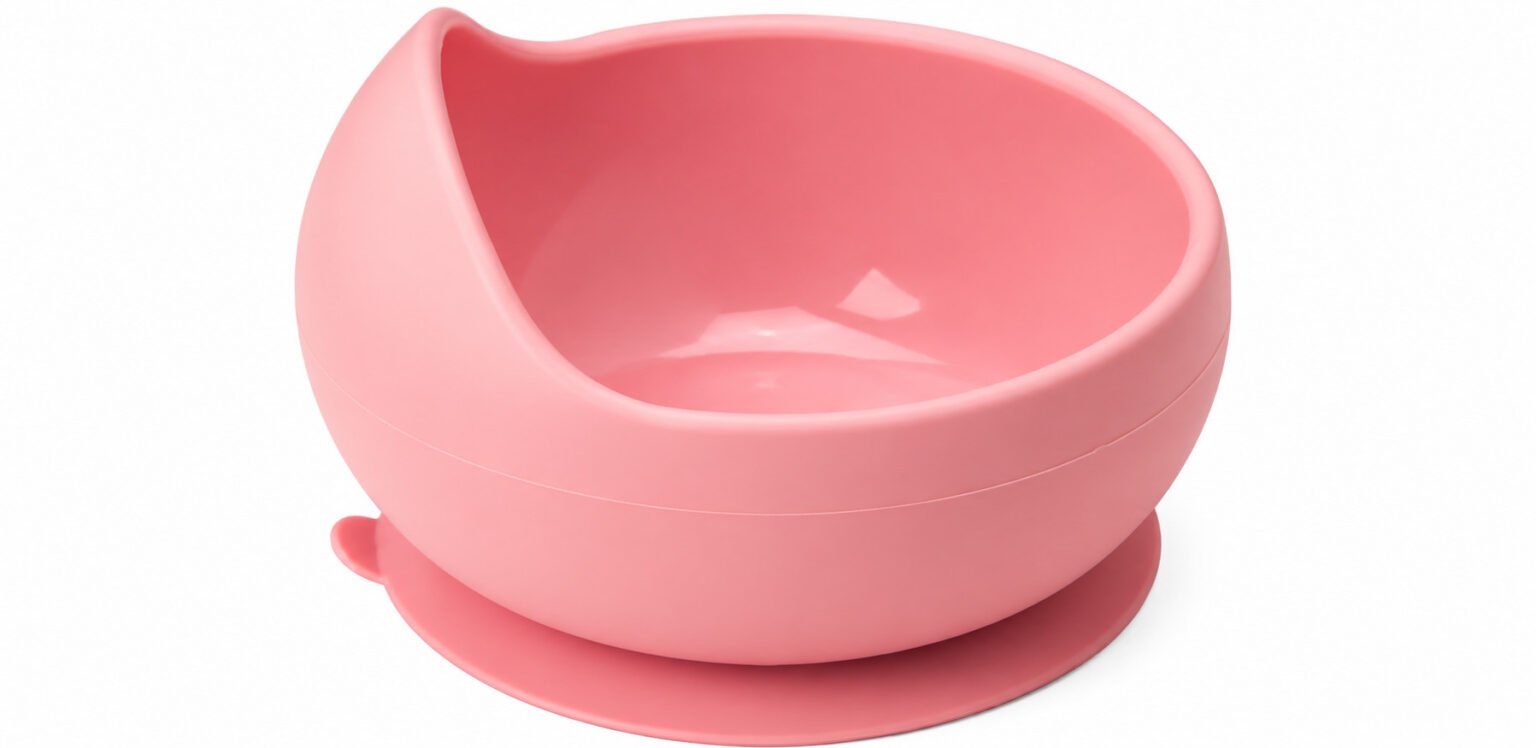 Tigela infantil rosa com ventosa antiderrapante para facilitar a alimentação do bebê.